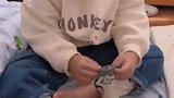 萌娃刚睡醒迷迷糊糊穿袜子
