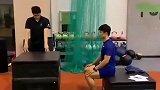 苏炳添的腿部爆发力有多强，坐立跳桌子太轻松