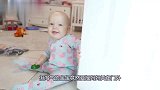 1岁宝宝摇晃着身体向妈妈，拜托拜托，很想吃好吃吃，太萌了！