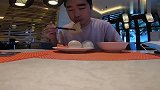 小伙在三亚五星级酒店吃早餐，就餐环境和食材一流，一顿饭248
