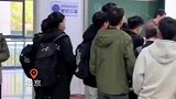 国科大老师下课后，大批学生围住讲台