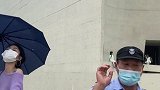 湖南长沙：保安大叔化身摄影师主动帮游客拍照