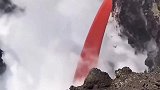 火山岩浆流入大海，像极了地球在吐血