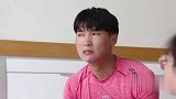 老公问老婆：为什么公鸡的腿比母鸡的长？老婆的回答太逗了