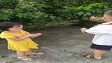 两个小孩在偷隔壁老王家的黄皮果