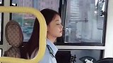 公交车偶遇一个90后小姐姐女司机，挂档的瞬间，我彻底沦陷了！
