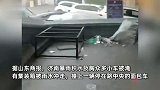 受台风影响济南迎来暴雨：积水及胸众多车辆被淹，集装箱被水冲走