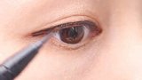 只要一根发夹，就能让你画出完美的眼线哦