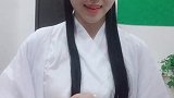 最近这个视频火了，姑娘一身白色古装，笑起来的一瞬间好美！