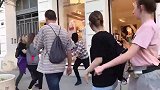 国外街头恶作剧，男子伪装成模特恶搞路人，路人防不胜防