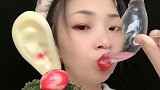 小姐姐喝透明无色饮料，喝起来超级过瘾，向往的生活！