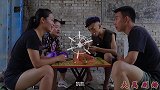 奇葩小伙陪兄弟相亲，靠吹牛获姑娘青睐，结局真逗