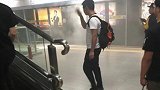 深圳一女子乘地铁突然背包冒烟 吓跑整车乘客