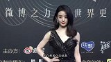 赵丽颖鼻梁高挺侧颜俏丽，片场手拿剧本同导演讨论超认真