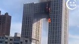 突发！大连凯旋国际起火：十多层楼成片燃烧，高空不断掉落板材！