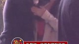 杨坤夜会三个美女，分别与其互动亲密，不得不说，杨坤还真是雨露均沾