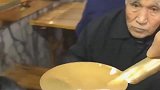 大爷每天都来吃饭，今天给他加个餐，他居然比划了这么个手势！
