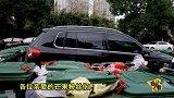 环卫大爷怒了 42个垃圾桶围堵乱停车