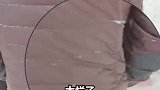 男生看到父亲穿着破旧衣服，与自己轻薄羽绒服形成鲜明对比