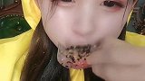 颜值雨衣妹爆杯冰，心里真得劲