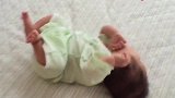 三个月的宝宝正趴着，突然一个动作翻身成功，自己把自己给吓坏了