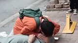 跪地为晕厥老人做人工呼吸