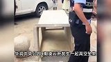 现场！四川一小区高空坠物砸伤路人，街道办：电信运营商私自安装