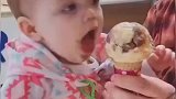 当宝宝第一次吃到冰淇淋，这小表情很诚实了