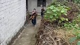 小孩做满月，外婆腿脚不方便车子又开不进来，小伙连人带椅把外婆抱着走