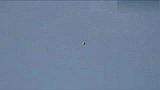 英国白天盘旋的金属球状UFO