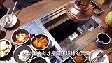 广州闹市里的烧烤猪肉，1份猪肉套餐138元，顾客冒雨排队等吃