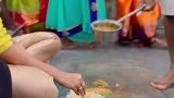 印度街头的一幕，高种姓女孩是这样吃饭的