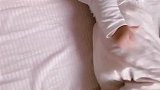 小宝宝躺在床上动来动去，这姿势太抢镜了,真是可爱
