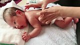 新生儿按摩好处多！宝宝第一次做背部抚触，这小表情也太逗了