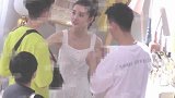 宋祖儿穿白色淑女裙拍大片爱美心切锁骨手臂狂涂粉底
