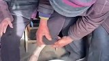 七十多的二儿子给百岁母亲洗脚