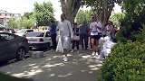 路人原本以为是玩偶，结果路人被吓一跳