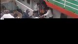 轮船这样卸客，感觉太危险了！