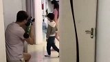 这位老爸，你觉得小孩子等下不会敲门吗