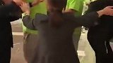 王刚张玉宁与球迷冲突全程：被挑衅后从电梯冲出来与球迷对喷