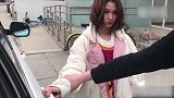 分手警告！把篮球放在副驾把这么清纯的妹子扔后备箱？女朋友还在吗？