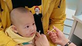 爸爸带小宝宝去打针,没想到一针下去,宝宝居然是这样的表情！