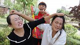 两美女抬杠卖鸡爪，却被帅哥坐收渔翁之利，真是得不偿失！