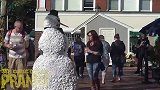 街头雪人恶作剧，假扮雪人吓路人，被吓的路人非常尴尬