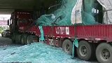 河南信阳：货车拉一车玻璃被卡桥下，玻璃碎一地