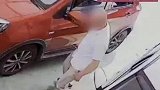 福建莆田：一新能源汽车充电时冒烟起火