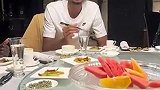 文班亚马饭桌上曾开嗓秀中文 居然会唱一剪梅