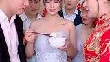 伴娘无助的眼神里，你看出了什么