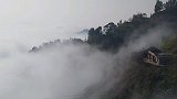 美若仙境！贵州兴义现云海景观 与山间农舍构成绝美水墨山水画
