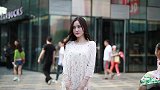 三里屯街拍，优雅宝妈来逛街，这身材颜值真的很赞